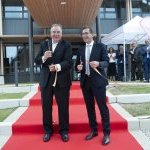 Stephan Tanda, Président et CEO d'Aptar, et Marc Prieur, Président de la division Aptar Beauty, inaugurent le nouveau site d'Aptar Beauty, le 12 juillet à Oyonnax, France (Photo : David Boyer)