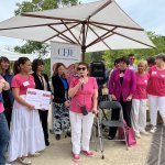 La 11e édition de l'opération caritative « Une Rose, Une Caresse » s'est tenue le 14 mai 2023 dans les jardins du Musée International de la Parfumerie (MIP) à Mouans-Sartoux, près de Grasse.